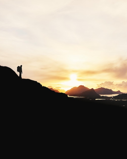 Foto silueta de un hombre de pie en la montaña contra el cielo