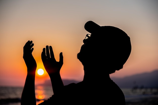 Manos de mujer de primer plano orando por la bendición de Dios durante el  fondo del atardecer. Concepto de esperanza y libertad. | Foto Premium