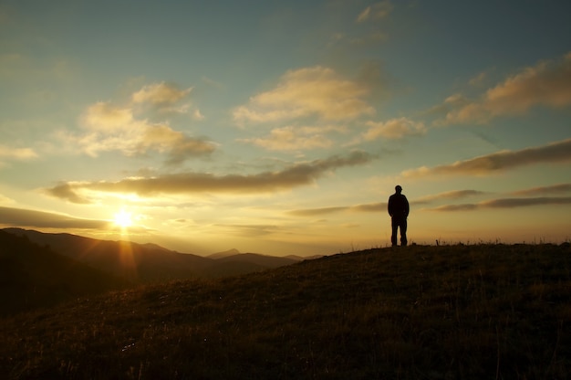 Silueta de hombres en la puesta de sol