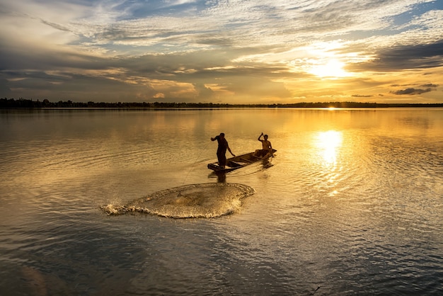 Silueta de hombres con redes de pesca en Wanonniwat, Sakon Nakhon, Tailandia