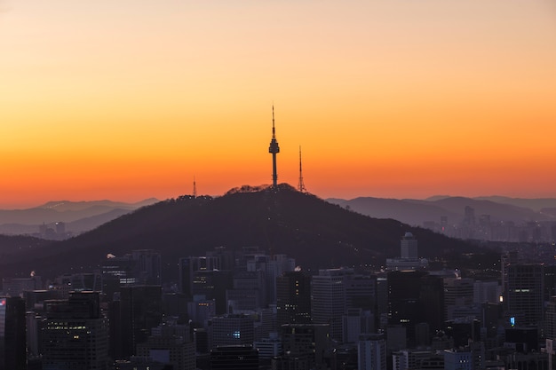 Silueta del horizonte del amanecer de la ciudad de Seúl con la torre de Seúl.