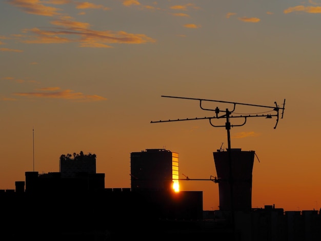 Silueta de un horizonte de la ciudad con edificios y antena