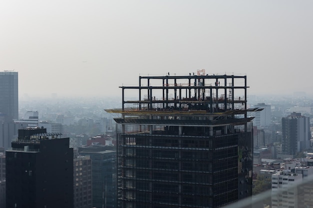 Silueta de ingeniero y equipo de construcción trabajando en el sitio