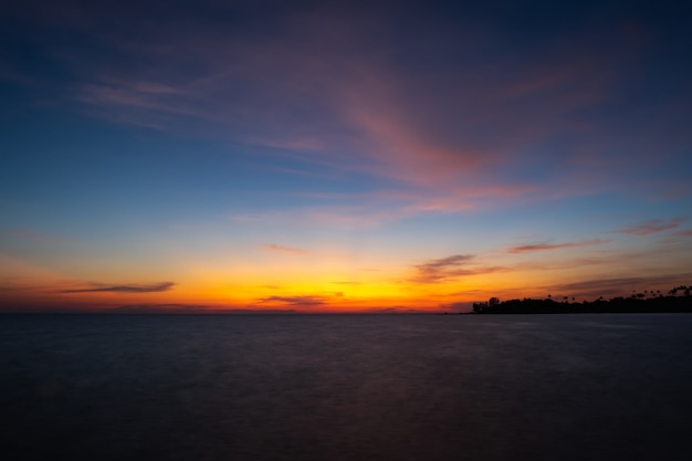 La silueta de la isla en la puesta de sol en la isla tropical en Tailandia