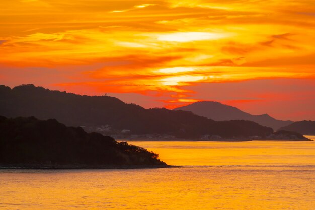 Silueta de una isla en puesta de sol