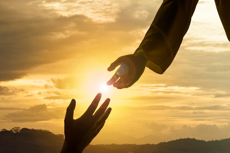 Foto silueta de jesús dando ayuda.