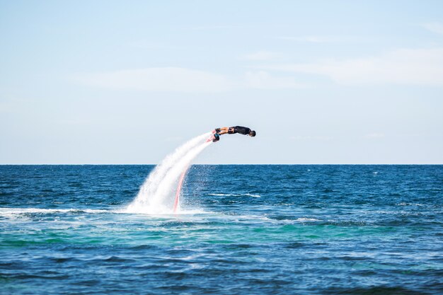 Silueta de un jinete de fly board en el mar