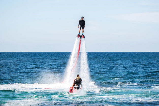 Silueta de un jinete de fly board en el mar