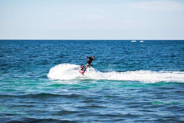 Silueta de un jinete de fly board en el mar