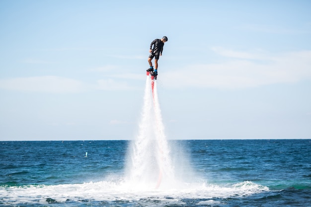 Silueta de un jinete de fly board en el mar