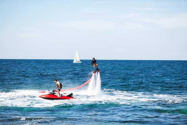 Silueta de un jinete de fly board en el mar