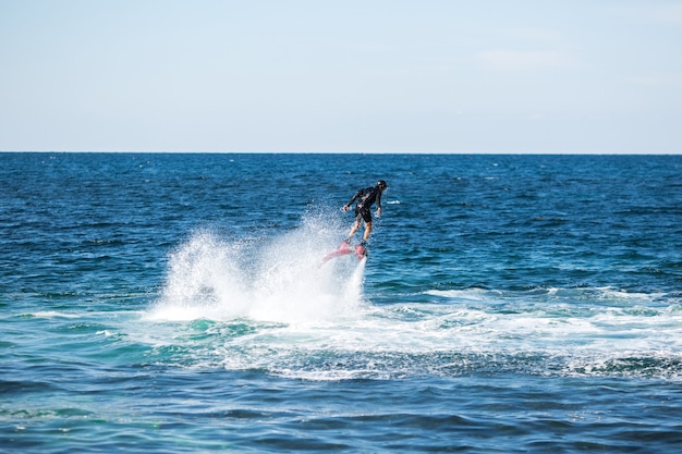 Silueta de un jinete de fly board en el mar