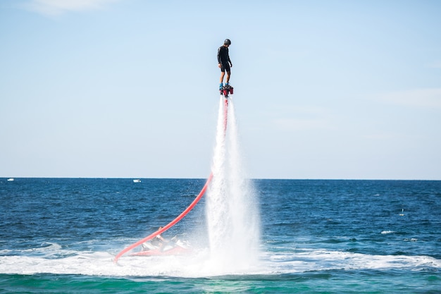 Silueta de un jinete de fly board en el mar