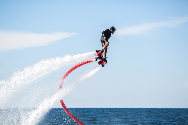 Silueta de un jinete de fly board en el mar