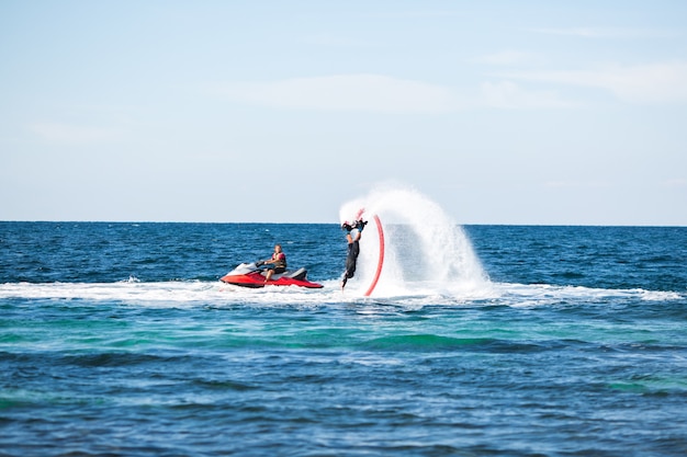 Foto silueta de un jinete de fly board en el mar