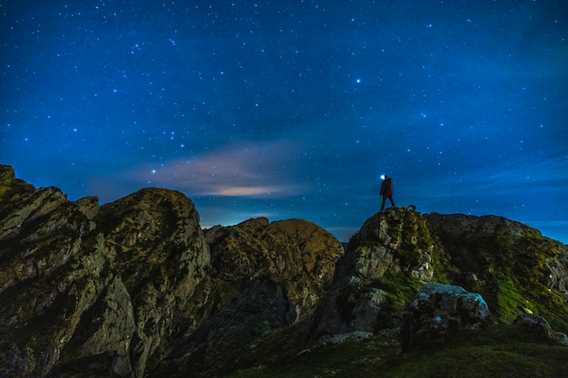 Silueta de un joven en la noche en el Monte Aiako Harria en Oiartzun. país Vasco