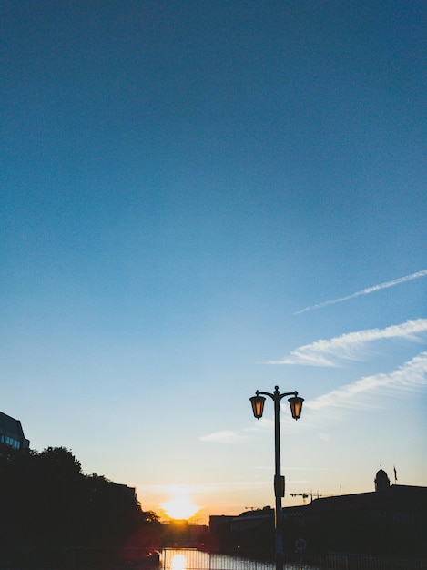 Silueta de luz de la calle contra el cielo al atardecer