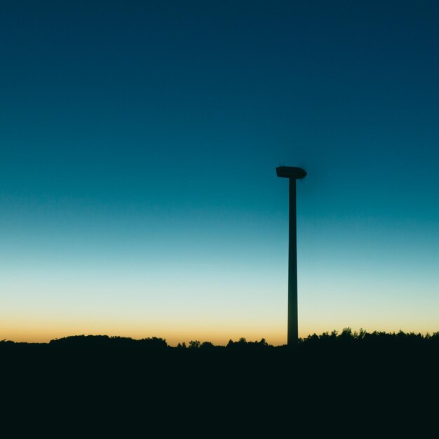 Foto la silueta de la luz de la calle contra el cielo despejado al atardecer