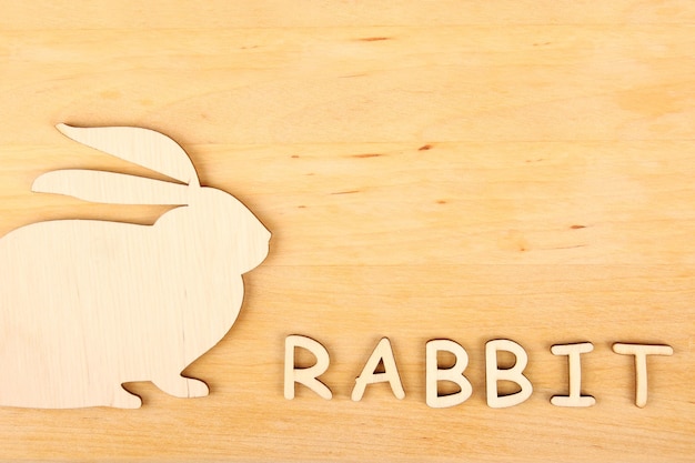 Silueta de madera del texto de carta de conejo y conejo