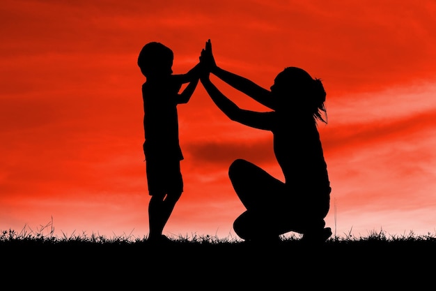 Silueta de madre e hijo