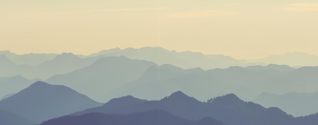 La silueta de la majestad Una noche majestuosa sobre los picos de las montañas