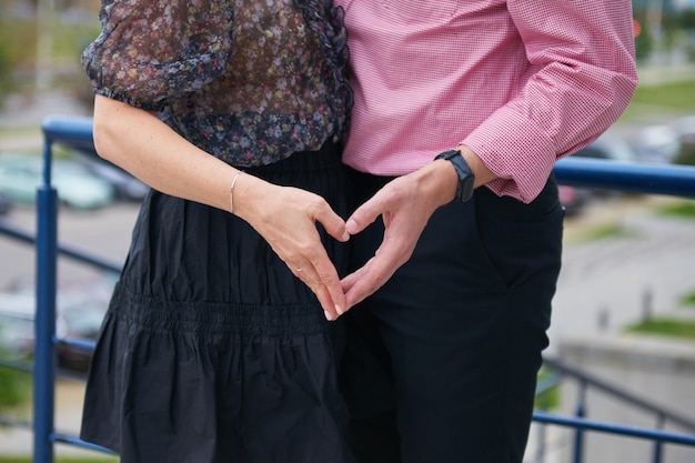 Foto silueta de manos en forma de corazón.