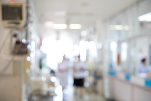 Silueta de un médico caminando apurado en el pasillo del hospital.