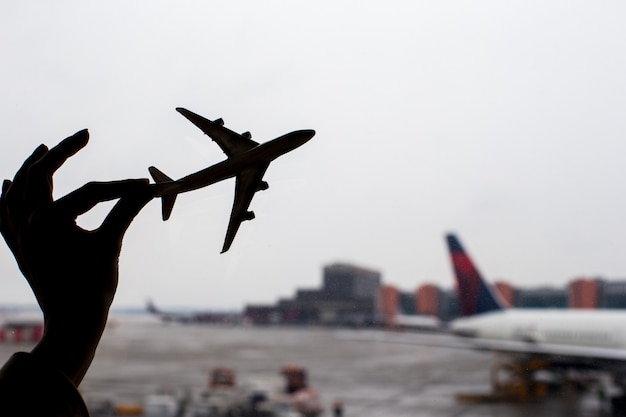 Silueta de un modelo de avión pequeño en el aeropuerto