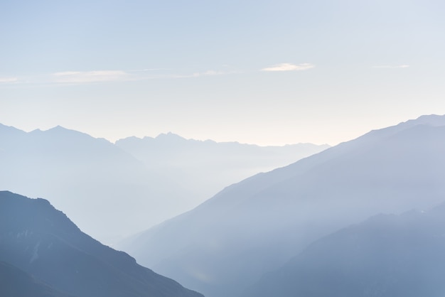 Silueta de la montaña al amanecer