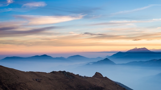 Silueta de montaña y cielo al atardecer