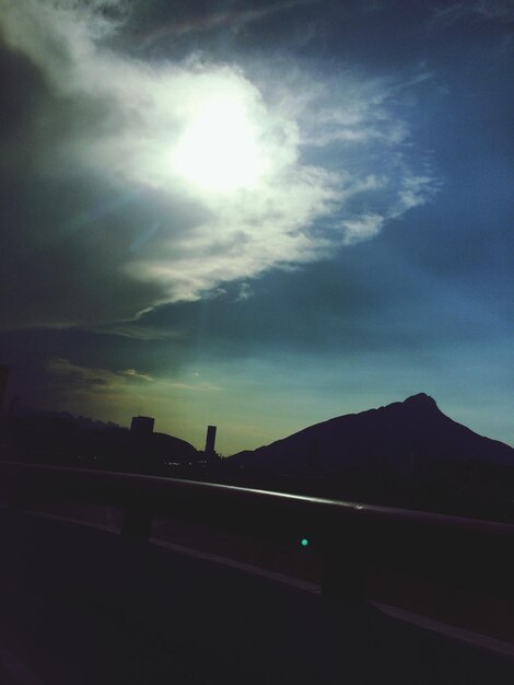 Foto la silueta de la montaña contra el cielo nublado