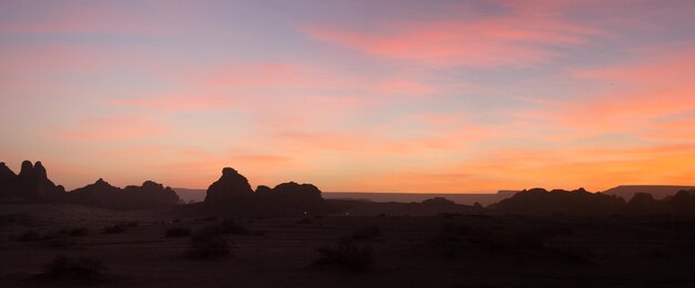 Foto silueta de la montaña durante la puesta del sol