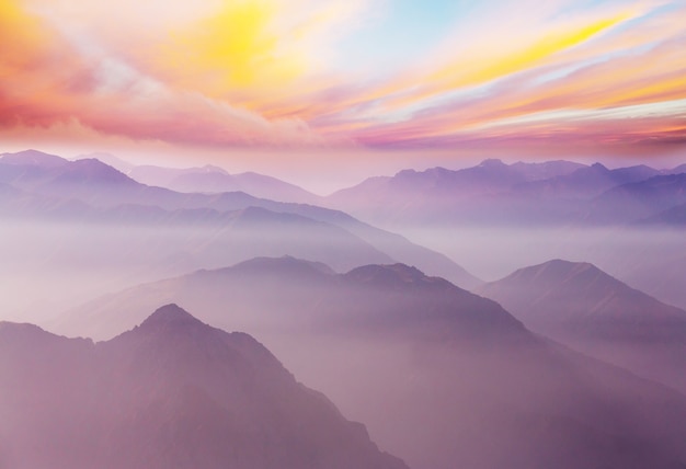 Silueta de montañas al amanecer. Hermoso paisaje natural.