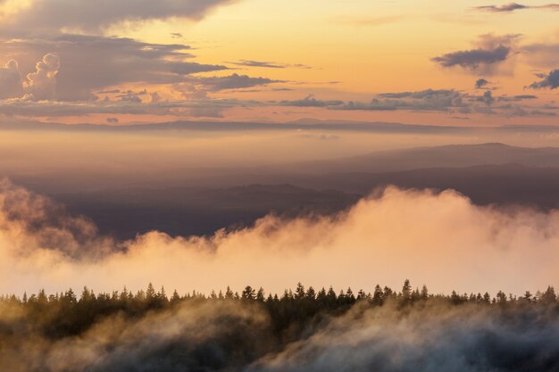 Silueta de montañas al amanecer. Hermoso paisaje natural.