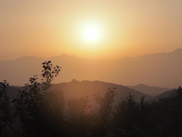 Foto silueta de las montañas contra el cielo durante la puesta de sol