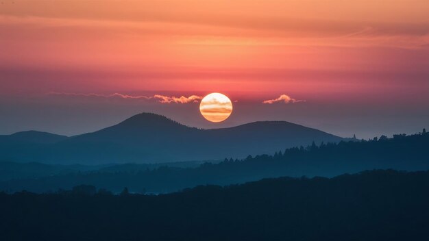 Silueta de montañas con un hermoso paisaje de puesta de sol