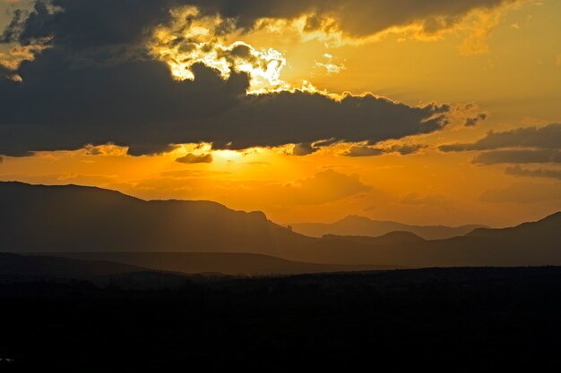 Silueta de las montañas de Kenia al atardecer en la sabana africana. Kenia