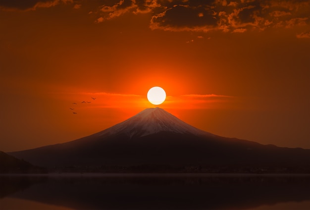 Silueta del monte Fuji en el lago kawaguchiko en Sunrise