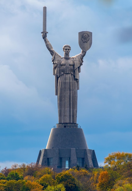 Silueta del monumento a la heroína madre en Kiev