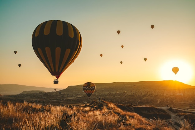 Silueta de muchos globos de aire caliente de colores