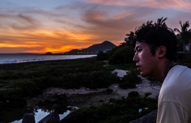 Silueta de una mujer al atardecer