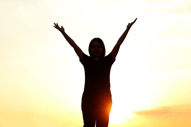 silueta de mujer al atardecer