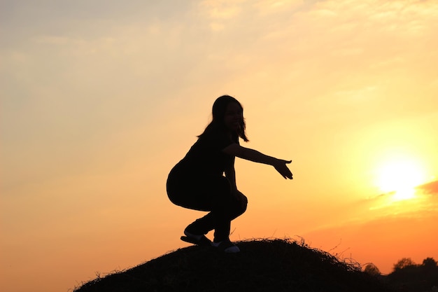 silueta de mujer al atardecer