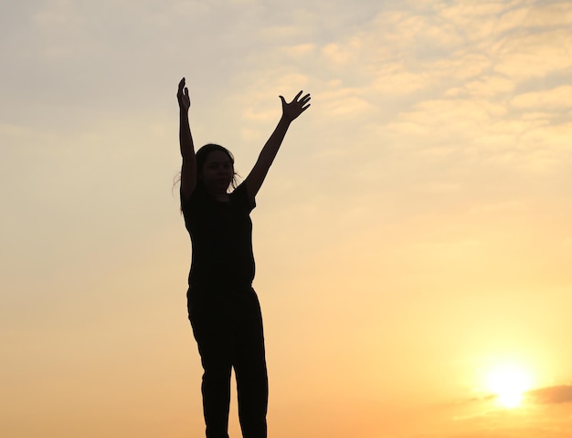 silueta de mujer al atardecer