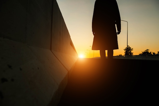 Silueta de una mujer con cielo de la tarde.