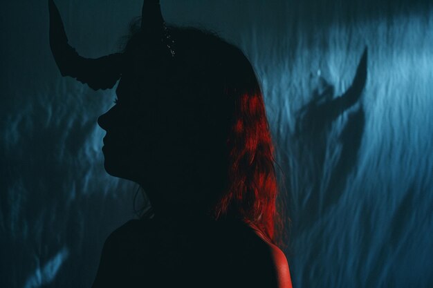 Foto silueta de una mujer con cuernos en la cabeza