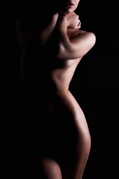 Foto silueta de mujer desnuda en la oscuridad