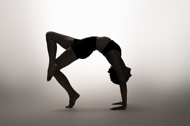 Foto silueta de mujer en forma en tiro completo de estudio