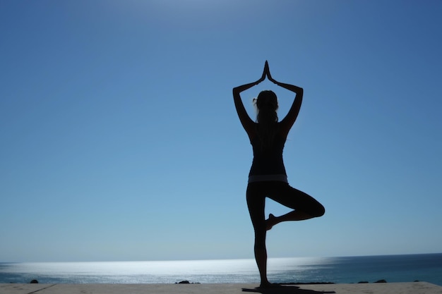 Silueta de una mujer haciendo retiros de yoga