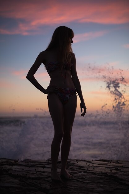 Silueta de mujer hermosa en el fondo del mar